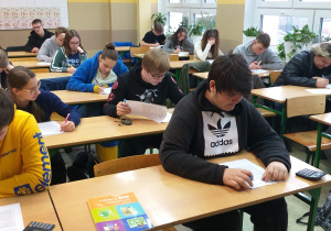 Uczniowie piszący olimpiadę wiedzy ZUS